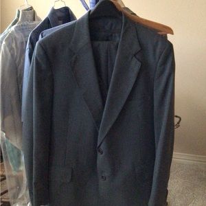 Men’s three piece suit in dark blue with gray undertone